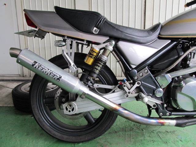 カワサキゼファー。カーカー集合管。ステン管でロングテール